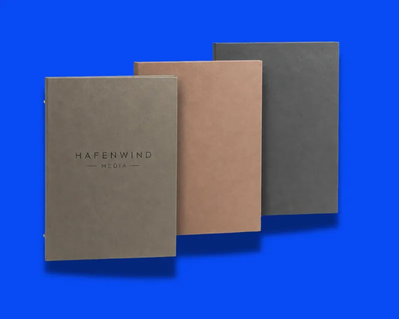 Hochwertige Speisekarten in drei Farb-Varianten mit individuellem HAFENWIND Media Branding – Menümappe Restaurant Hamburg
